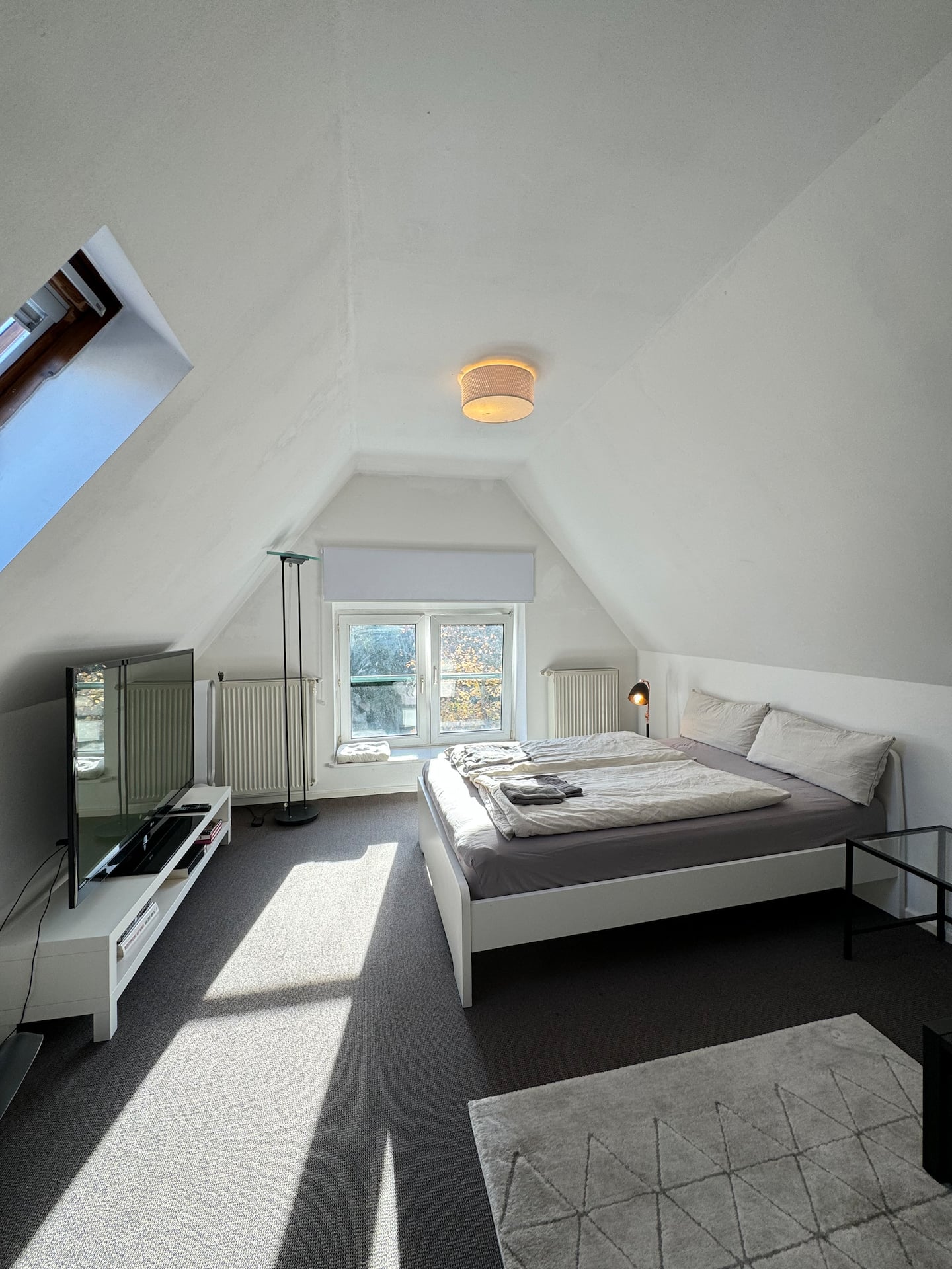 Schlafzimmer mit Doppelbett unter Dachschräge